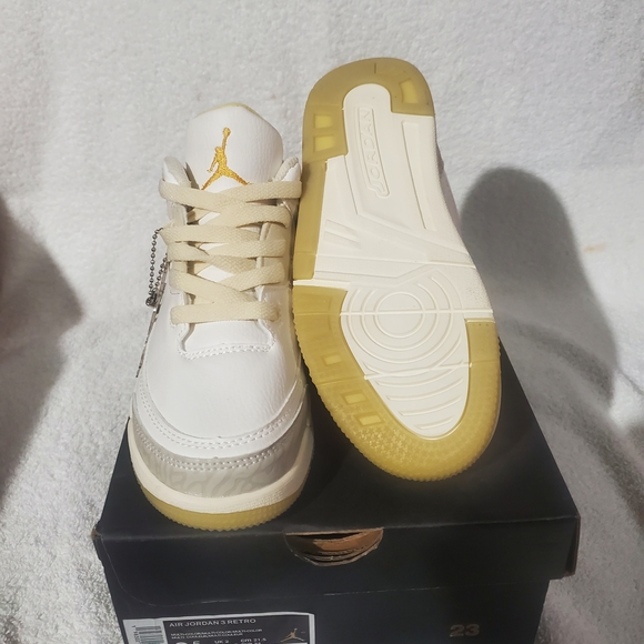 Jordan Kids Sneakers - White and Gold - Picture 2 of 4